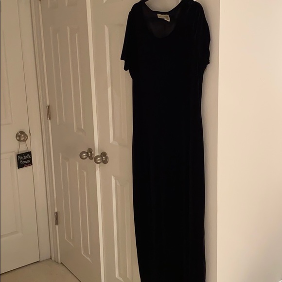 StudioEase Dresses & Skirts - Studio Ease long black velvet-dress for 🍂Fall🍂